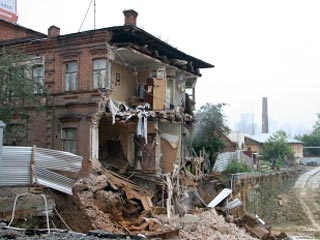 В центре Екатеринбурга стена старинного кирпичного дома рухнула в строительный котлован