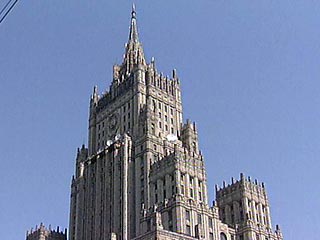 МИД РФ в пятницу проинформировал посольство Японии в Москве о том, что Россия приняла решение о прекращении приема японской гуманитарной помощи