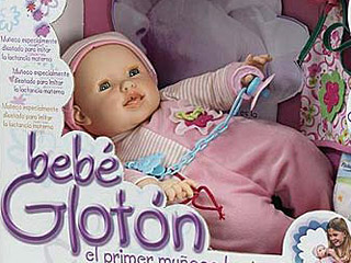 Испанская компания Berujan выпустила на рынок куклу, позволяющую девочкам имитировать процесс грудного вскармливания