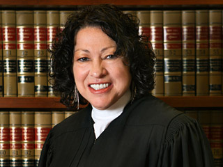 Соня Сотомайор приведена к присяге в качестве члена Верховного суда США, став, таким образом, первым судьей латиноамериканского происхождения в этом государственном органе