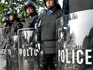 Подразделения бойцов военизированной мобильной полиции, в шлемах и защитном облачении, плотно перекрыли сегодня все подступы к посольству России в Токио