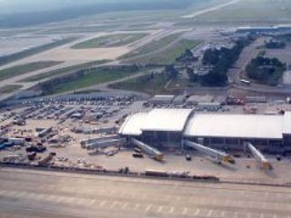 Самолет авиакомпании Northwest Airlines совершил экстренную посадку в международном аэропорту Роли-Дарем (штат Северная Каролина) после столкновения с птицей
