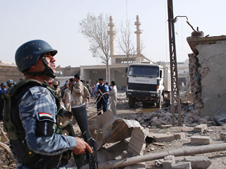 Два заминированных грузовых автомобиля взорвались в североиракском городе Мосул, расположенном в 400 км от Багдада. Эта вылазка боевиков унесла жизни 30 человек, еще 75 получили ранения