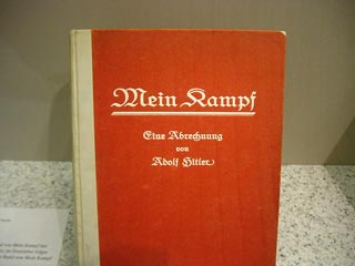 емецкие евреи выступили за переиздание автобиографии Гитлера Mein Kampf