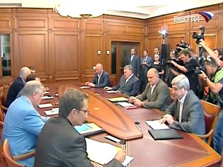 Президент Дмитрий Медведев встретился с лидерами думских фракций и рассказал им, какой он видит будущую структуру российской экономики