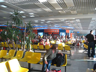 В международном аэропорту египетского курорта Хургада с подозрением на заражение вирусом гриппа A/H1N1 во вторник представители карантинной службы задержали туристку из России