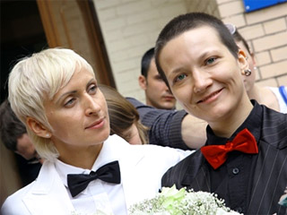 12 мая Тверской ЗАГС Москвы отказал россиянкам Ирине Фет и Ирине Шипитько в регистрации однополого брака, после чего они обратились с жалобой в суд