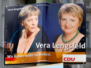 В Берлине разгорается скандал вокруг агитационных плакатов с изображением Ангелы Меркель, которую использовала ее коллега по партии Вера Ленгсфельд в рамках своей избирательной кампании в преддверии парламентских выборов
