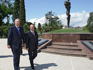 Глава правительства РФ уже встретился с президентом республики Сергеем Багапшем и вместе с ним почтил память воинов, павших во время грузино-абхазского конфликта 1992-93 гг