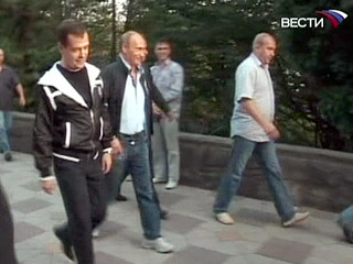 Медведев и Путин гуляли, по пути обсуждая рабочие вопросы