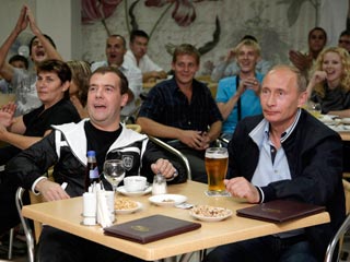 Трансляцию футбольного матча между Россией и Аргентиной Дмитрий Медведев и Владимир Путин посмотрели в сочинском кафе