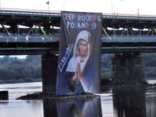 Поклонники ответили католикам: в Варшаве появился плакат с Мадонной в образе Девы Марии