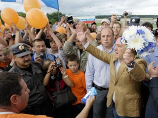 Около сотни фанатов прибыли в аэропорт еще за два часа до вылета Дика Адвоката, а к его приезду в "Пулково" собралось уже более тысяч любителей футбола