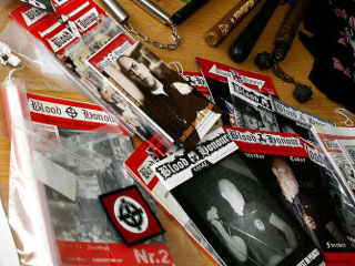 Суд в Германии разрешил использование нацистских лозунгов, но толкьо если они написаны не на немецком языке. Тем самым отменено решение суда низшей инстанции, который ранее оштрафовал местного неонациста за футболки с надписью Blood & Honor