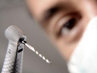 Генетики из Университета Луисвилля в Кентукки (США) объяснили, почему рыжеволосые сильнее прочих боятся посещать зубных врачей