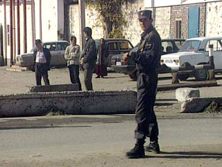 В Грозненском районе Чечни сотрудниками силовых ведомств были жестоко избиты и подвергнуты пыткам два жителя селения Первомайское данного района, отец и сын