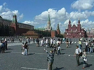 В столице активисты молодежного "Яблока", собиравшие подписи в поддержку парии на выборах в Мосгордуму на Красной площади, были задержаны милицией