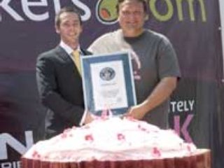 В Книгу рекордов Гиннеса занесено новое достижение: гигантский кекс, весом более 555 кг. Его изготовили и представили публике кондитеры штата Нью-Гэмпшир