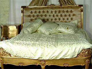 В заявке, в частности, фигурирует кровать из массива европейской вишни, которая должна быть декорирована ручной резьбой и покрыта у изголовья и изножья тонким слоем золота в 24 карата