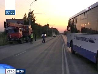 В пассажирский автобус марки "НефАЗ", следовавший по маршруту N30, стоявшем к "кармане" на остановке общественного транспорта, на полном ходу врезался следовавший в попутном направлении грузовик "КамАЗ