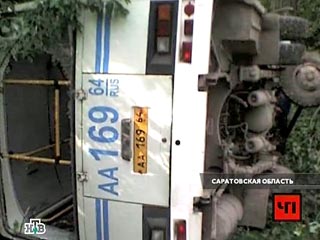 Пассажирский автобус врезался в дерево в Саратовской области: 1 погиб, 18 ранены