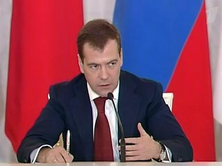 Просил бы организовать эту работу в регионах, где партия имеет большинство и победила на выборах", - сказал Медведев, обращаясь к участникам встречи - руководителям партии "Единая Россия", которая прошла сегодня в Сочи