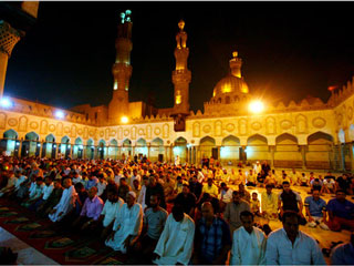 Идя навстречу постящимся правоверным, египетские власти уже не первый год подстраивают часы под Рамадан, "скраивая" лишний час томительного ожидания наступления сумерек
