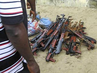 Сотни нигерийских боевиков сдали оружие, воспользовавшись амнистией властей