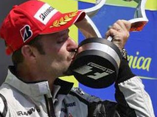 Баррикелло выиграл Гран при Европы, лидер чемпионата Баттон только седьмой