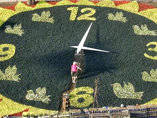В центре Киева, возле Площади Независимости (Майдана) появились самые большие в мире цветочные часы
