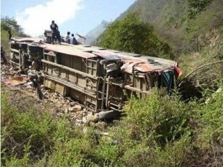 По меньшей мере 22 человека погибли и 31 получил ранения в результате крупной автокатастрофы, происшедшей на юге Перу