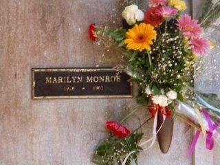 За 4,6 млн долларов продано одно из самых престижных мест на кладбище: рядом с легендой Голливуда Мэрилин Монро