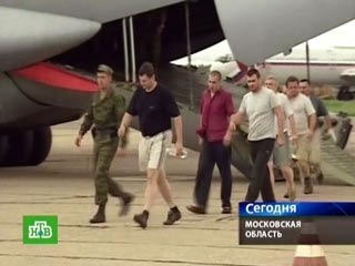 11 членов экипажа, а также восьмерых захватчиков на прошлой неделе доставили в Москву три Ил-76 российских ВВС