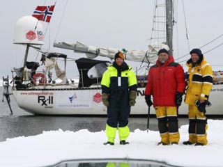 Российские пограничники во вторник задержали в Восточно-Сибирском море норвежскую яхту RXII с тремя членами экипажа - подданными Королевства Норвегия