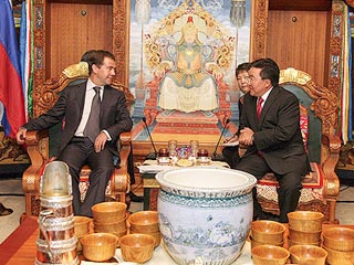 По итогам переговоров президента России Дмитрия Медведева в Улан-Баторе Россия и Монголия подписали пять документов, в том числе и соглашение о создании СП по разработке урана и двумя меморандумами о сотрудничестве в железнодорожной сфере