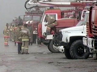 В среду вечером в Оренбургской области в результате удара молнии загорелись два резервуара с сырой нефтью