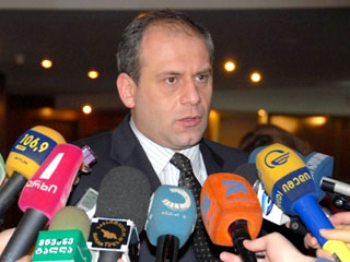 Президент Грузии Михаил Саакашвили на заседании Совбеза в четверг вечером объявил об отставке министра обороны Давида Сихарулидзе