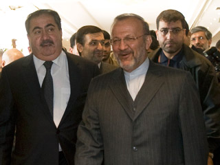 На фото глава МИД Ирана Хошияр Зебари (слева) и глава МИД Ирака Манучехр Моттаки (справа) на встрече в Багдаде
