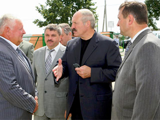Молочный конфликт Белоруссии и России был создан искусственно, заявил Александр Лукашенко во время поездки в воскресенье по белорусским регионам