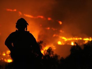 Мощный лесной пожар угрожает десяткам тысяч домов в северных пригородах Лос-Анджелеса, в результате чего тысячи людей эвакуированы