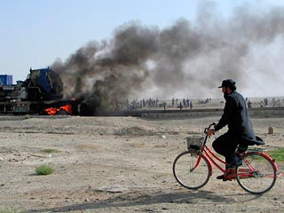 На юго-западе Пакистана на границе с Афганистаном были атакованы бензовозы НАТО. Топливо загорелось, в результате погиб один из водителей, 16 бензовозов было уничтожено