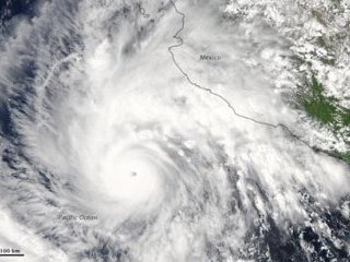 Превентивные меры принимаются на северо-западе Мексики в связи с приближением мощного урагана Jimena, который достиг максимальной, пятой категории опасности