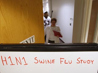 Чтобы спастись от H1N1, американским школьникам запретили касаться друг друга