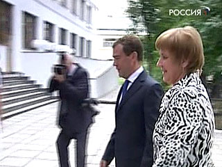 В День знаний Медведев посетил московскую школу, где учат детей-инвалидов