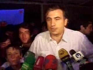 В президента Грузии Михаила Саакашвили, посещавшего в воскресенье курортный поселок на границе с Абхазией, метнули ботинок и угодили прямо в голову. Это случилось во время телеинтервью на пляже поселка Ганмухури