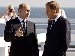 Премьеры РФ и Польши договорились развивать отношения, оставив Вторую мировую историкам