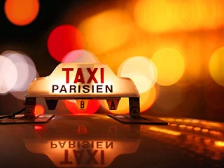 Парижские таксисты, поссорившись с полицией, заблокировали терминал аэропорта