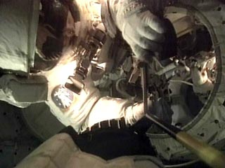 Астронавты США сняли бак охлаждающей системы МКС