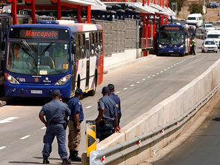 Пробный автобус для гостей ЧМ-2010 в ЮАР изрешетили местные таксисты