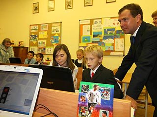 В первый день осени Дмитрий Медведев, известный своей любовью к современным электронным и интернет технологиям, преподал несколько уроков на эту тему
